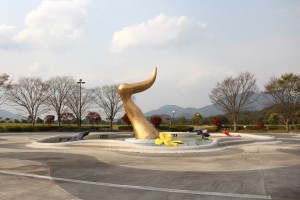 噴水広場にある岡本太郎氏の「花炎」